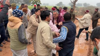 फोटो संख्या 16 बीडब्ल्यूएन 11 विरोध जताते हुए ग्रामीण। फोटो संख्या