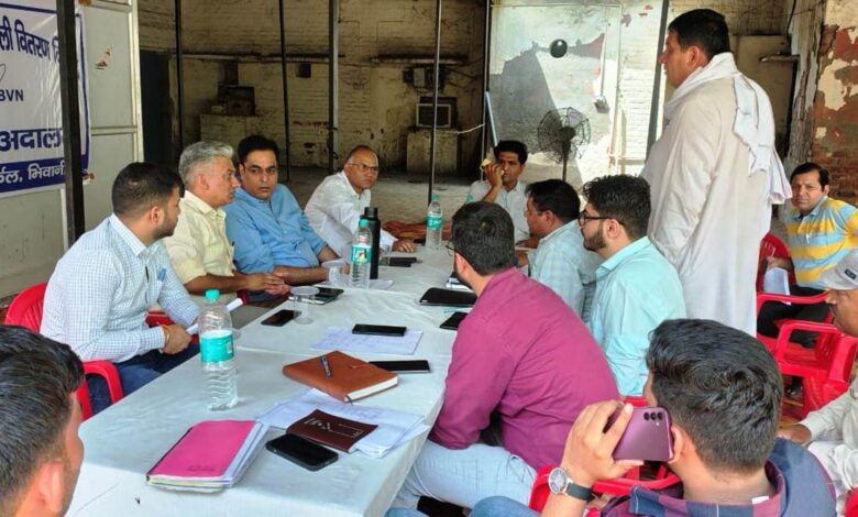 मामलों का निपटारा करते हुए अधीक्षण अभियन्ता विनोद पूनिया।